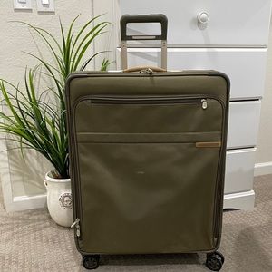 Like New! Briggs & Riley Large Expandable 4-Wheel